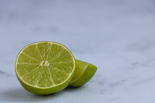 Primo piano della frutta affettata della calce su marmo