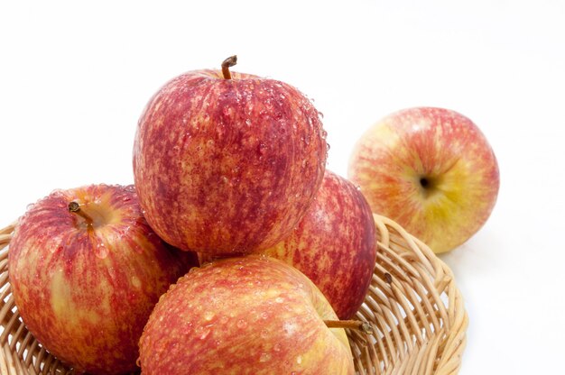 primo piano della frutta della mela su priorità bassa bianca