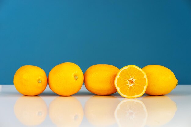 Primo piano della frutta sulla tavola su sfondo blu