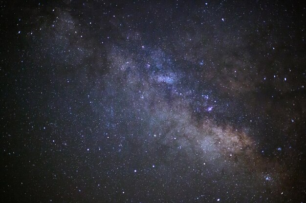 Primo piano della galassia della Via Lattea Fotografia a lunga esposizione con grano