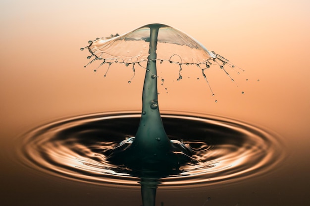 Primo piano della goccia che spruzza sull'acqua
