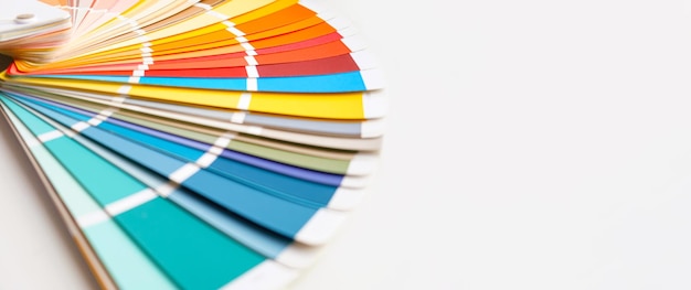 Primo piano della guida ai colori Assortimento di colori per il design Ventaglio della tavolozza dei colori su sfondo bianco