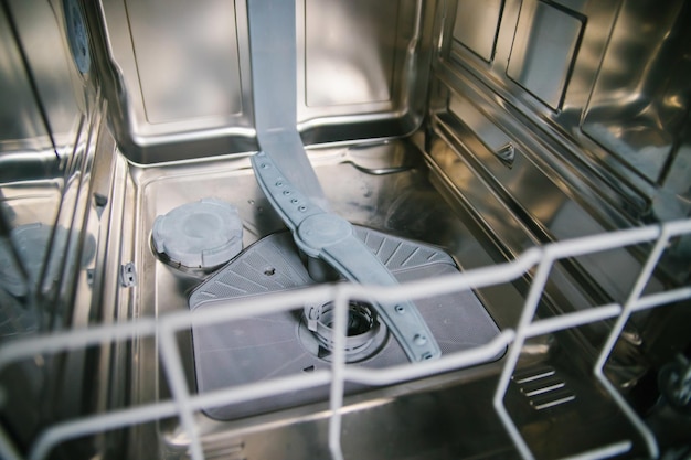 Primo piano della lavastoviglie Elettrodomestici da cucina da incasso moderni Dispositivo e dettagli Filtro per lavastoviglie