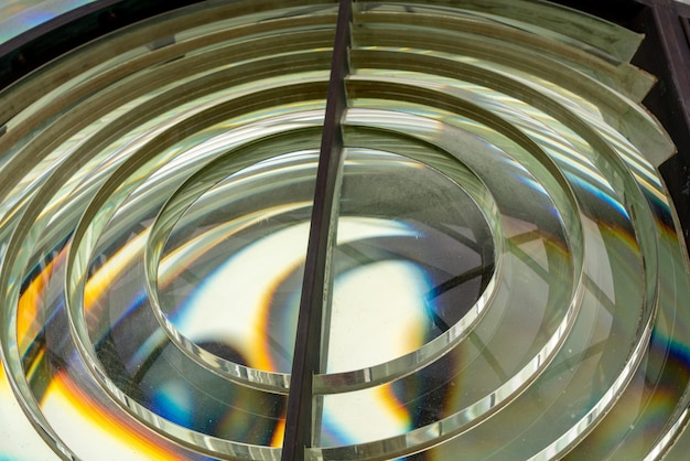 Primo piano della lente di vetro di Fresnel in un faro per concentrare il raggio