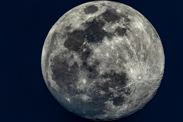 Primo piano della luna che mostra i dettagli della superficie lunare 19 marzo 2019