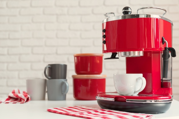 Primo piano della macchina da caffè in stile retrò rosso della cucina moderna