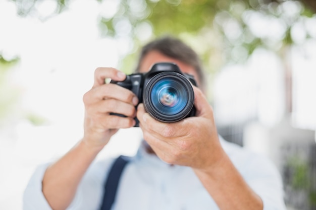 Primo piano della macchina fotografica della tenuta dell'uomo