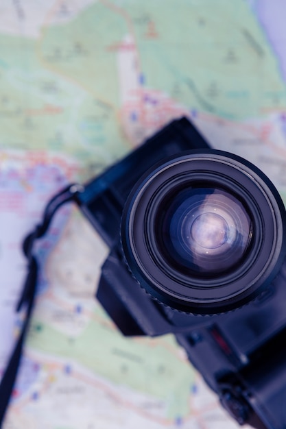 Primo piano della macchina fotografica digitale e mappa sul tavolo