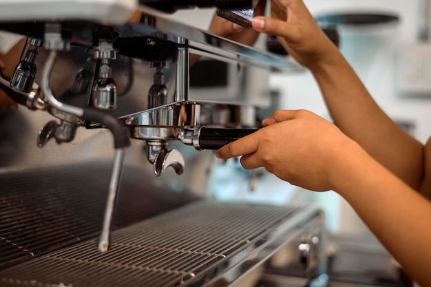 Primo piano della macchina per il caffè che fa il caffè