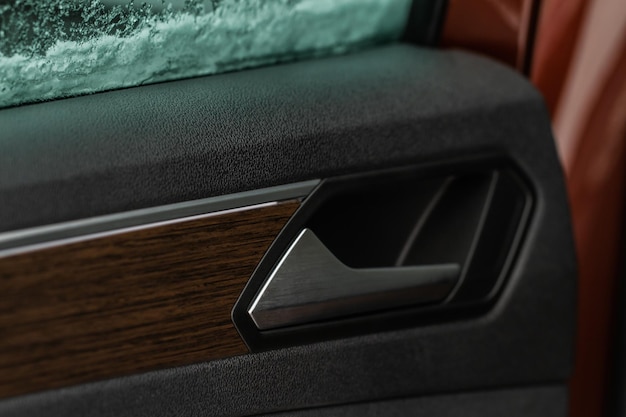 Primo piano della maniglia della porta interna dell'auto moderna Maniglia metallica dell'apriporta dell'auto all'interno