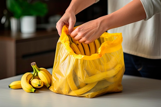 primo piano della mano che mette la buccia di banana nel sacco della spazzatura a casa