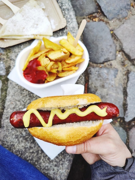 Primo piano della mano che tiene il cibo