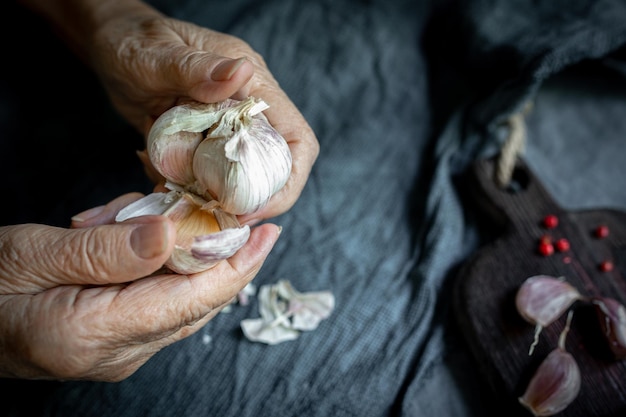 Primo piano della mano che tiene il fiore