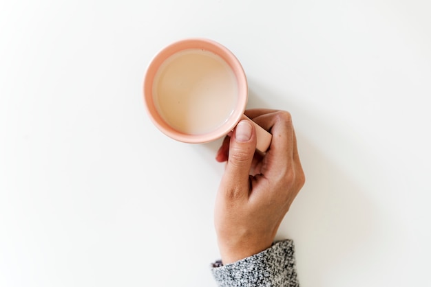 Primo piano della mano che tiene tazza