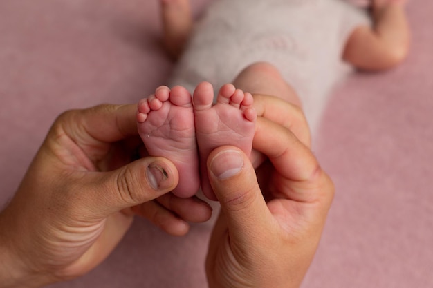 Primo piano della mano con un simpatico giocattolo per bambini, costume da tigre, sdraiato a letto, concetto di innocenza