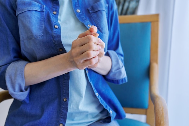 Primo piano della mano della donna che prega Fede religione preghiera meditazione spiritualità persone