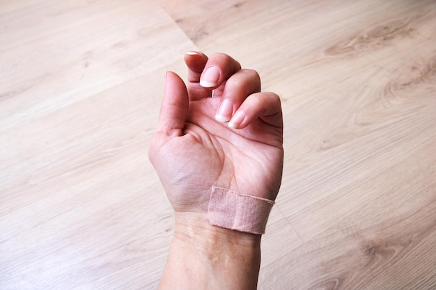 Primo piano della mano della donna con cerotto adesivo