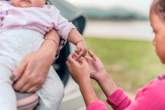 Primo piano della mano della sorella che tiene la mano della sorella