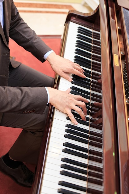 Primo piano della mano di un musicista che suona il pianoforte