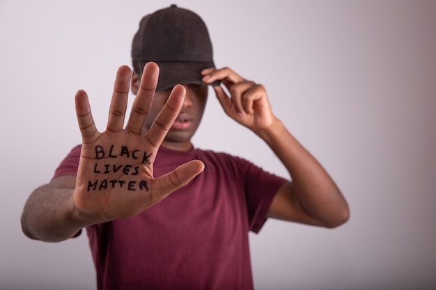 primo piano della mano di un uomo africano con la citazione black lives matter