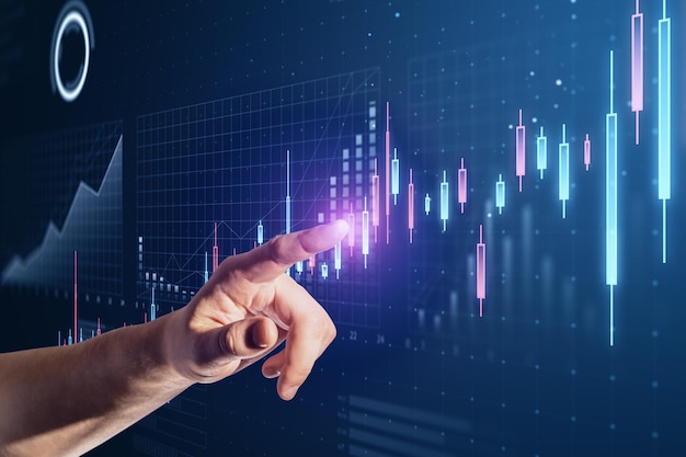 Primo piano della mano maschile che punta al grafico aziendale del candelabro incandescente astratto su sfondo blu Finanza commerciale e concetto di mercato