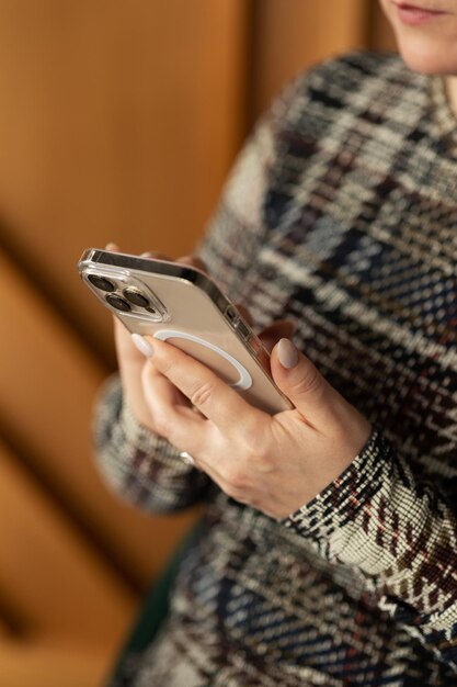 Primo piano della mano utilizzando il cellulare in un caffè