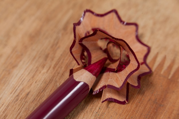 Primo piano della matita colorata marrone rossiccio con trucioli