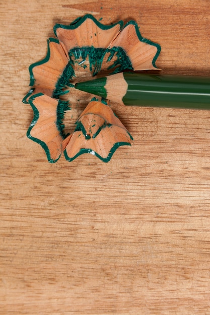 Primo piano della matita colorata verde con trucioli