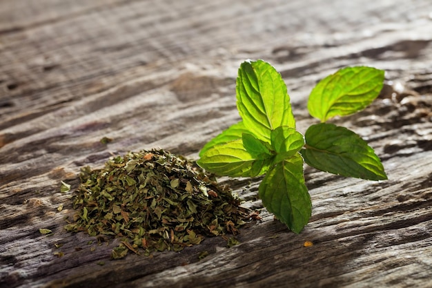 Primo piano della menta sulla tavola di legno