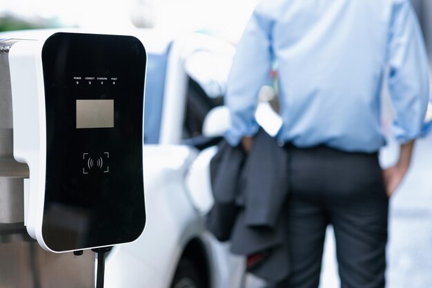 Primo piano della messa a fuoco della batteria di ricarica per auto EV presso la stazione di ricarica pubblica