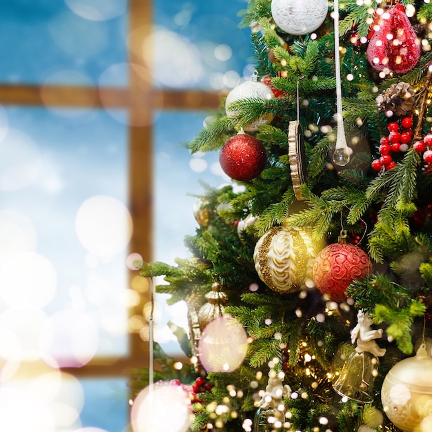 Primo piano della pallina rossa che pende da un albero di Natale decorato