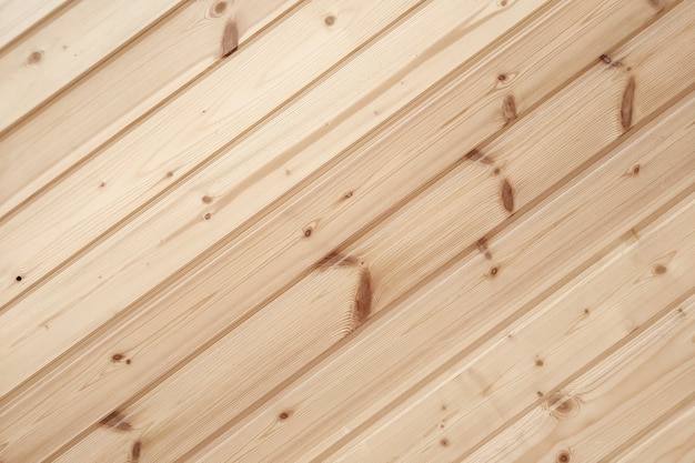 Primo piano della parete dell'assicella Frammento di assi di legno diagonali Materiale decorativo Struttura di legno