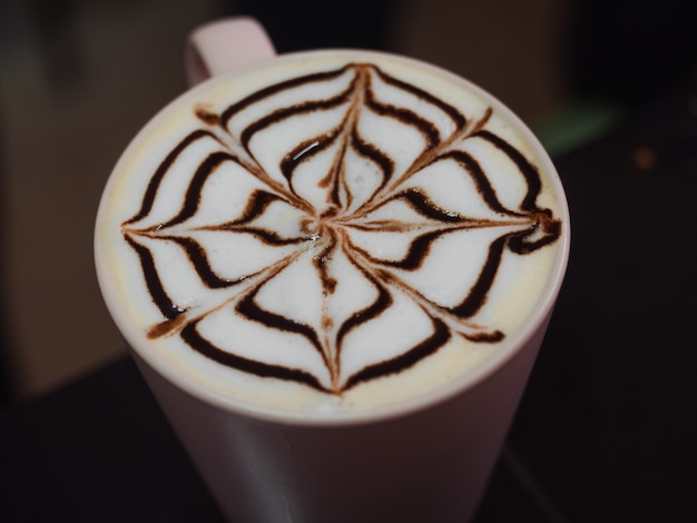 Primo piano della parte superiore del latte art sulla tazza di caffè caldo, bevanda calda