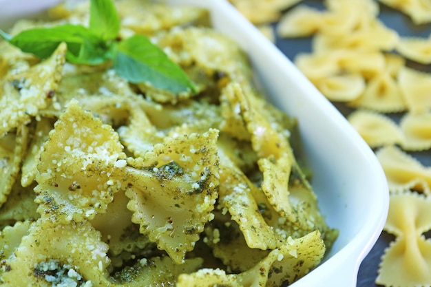 Primo piano della pasta saporita di farfalle al pesto appena fatta