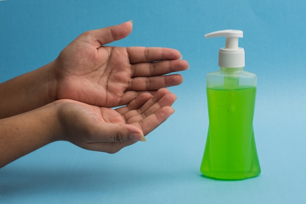 Primo piano della persona lavarsi le mani o usando un gel igienizzante.