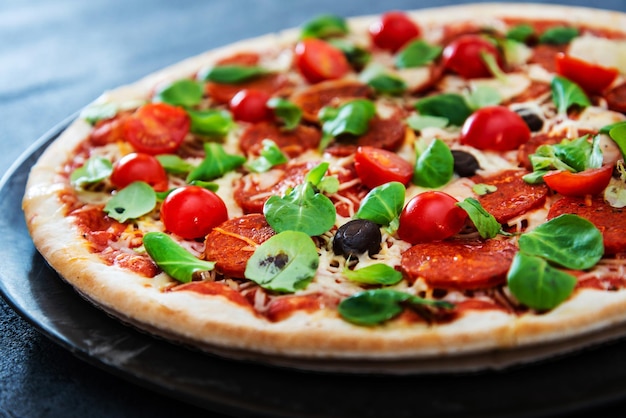 Primo piano della pizza sul tavolo