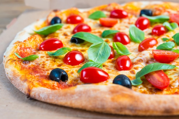 Primo piano della pizza sul tavolo