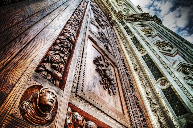 Primo piano della porta d'ingresso di Santa Croce a Firenze Italia