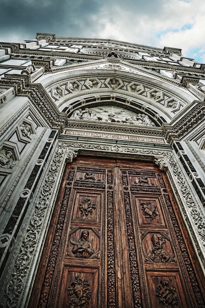 Primo piano della porta d'ingresso di Santa Croce a Firenze Italia