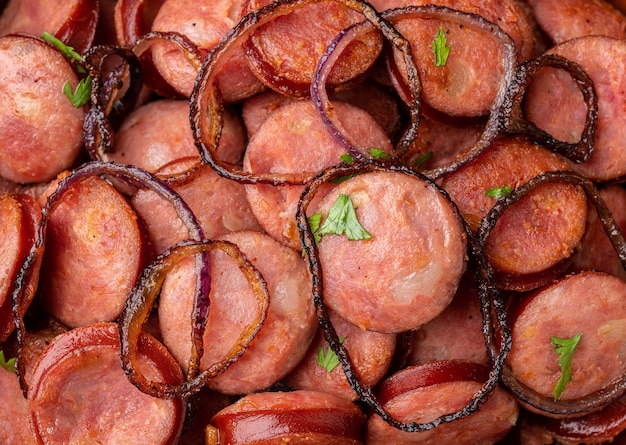 Primo piano della porzione di salsiccia calabrese alla griglia con cipolla