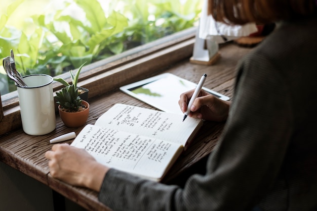 Primo piano della ragazza che scrive sul suo giornale