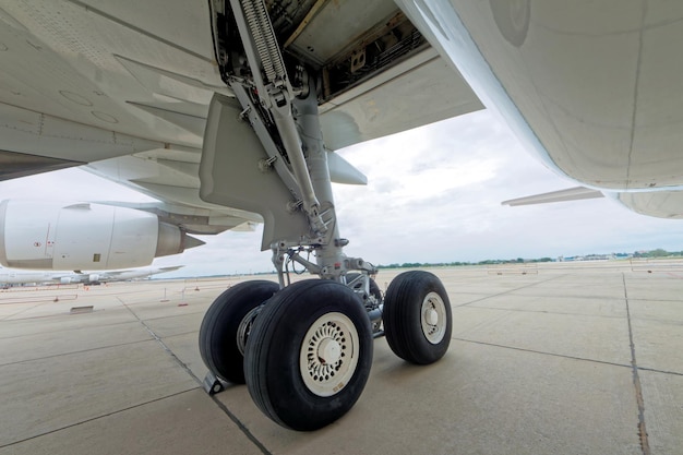 Primo piano della ruota dell'aereo parcheggiato all'aeroporto