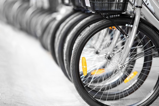 Primo piano della ruota della bicicletta e del pneumatico lungo la corsia per il servizio di noleggio e guidare il veicolo per l'esercizio, lo sport e il trasporto nella città di viaggio locale