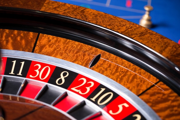 Primo piano della ruota della roulette del casinò al casinò