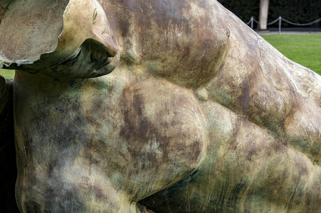 Primo piano della scultura dell'angelo caduto a Pisa, Italia