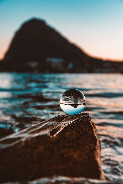 Primo piano della sfera di cristallo con riflesso nell'acqua
