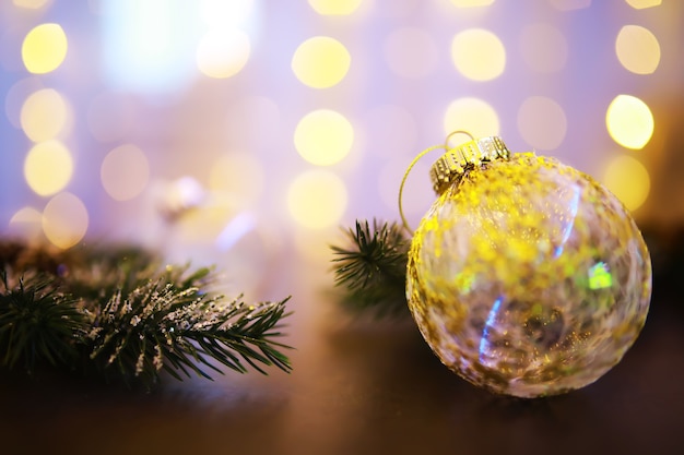 Primo piano della sfera di Natale di vetro su fondo leggero astratto.