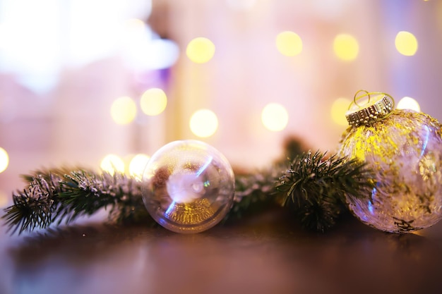 Primo piano della sfera di Natale di vetro su fondo leggero astratto.