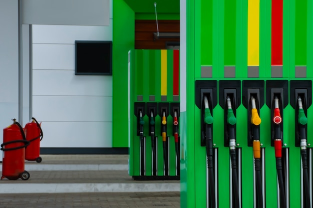 Primo piano della stazione di servizio con i tubi flessibili colorati del carburante.