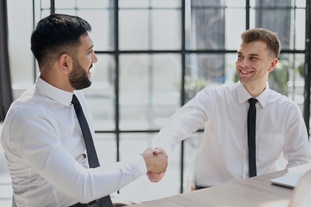 Primo piano della stretta di mano nell'ufficio moderno